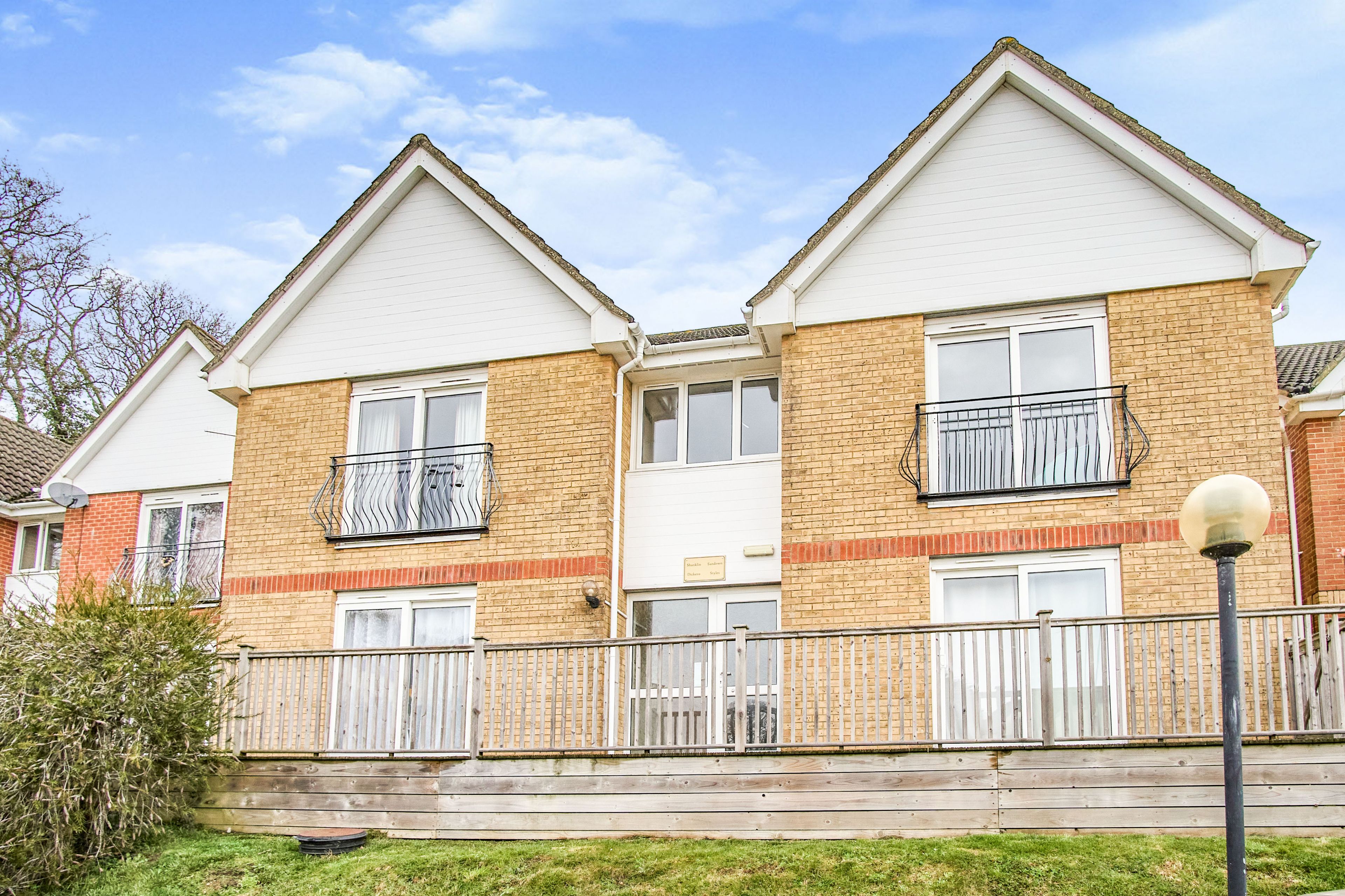 Dickens - Creek Gardens New Road, Wootton Bridge, Wootton Bridge, North Wight, United Kingdom, PO33