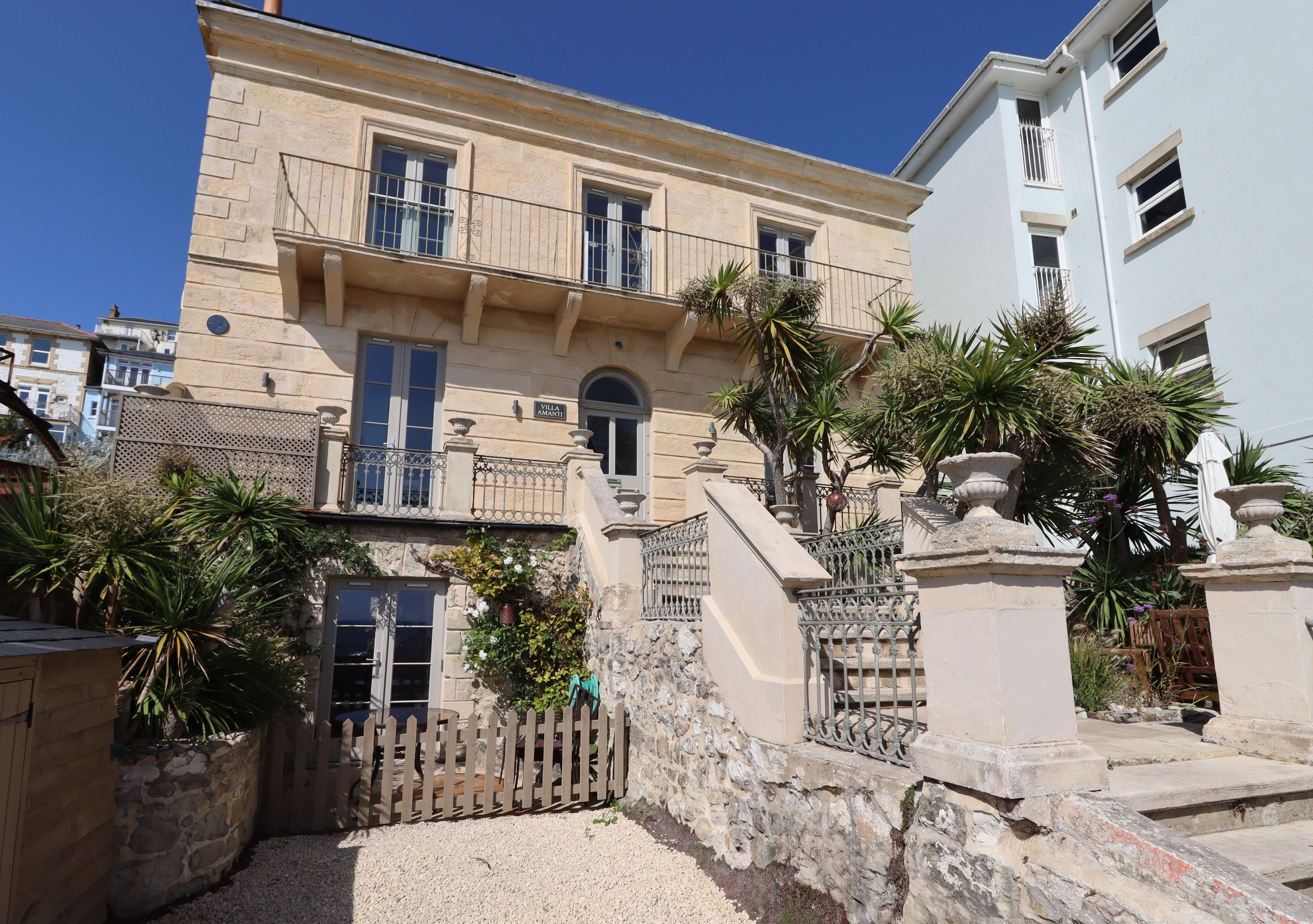 Villa Amanti Apartment - Villa Amanti, Esplanade, Ventnor, South Wight, United Kingdom, PO38